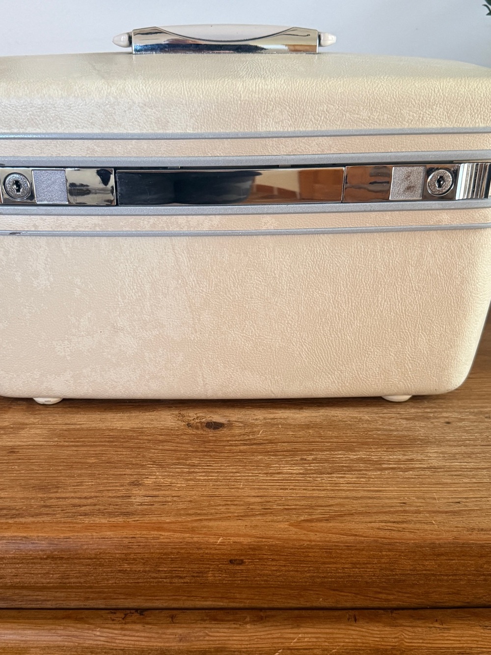 Samsonite Silhouette Travel Case in Beige/Tan Interior